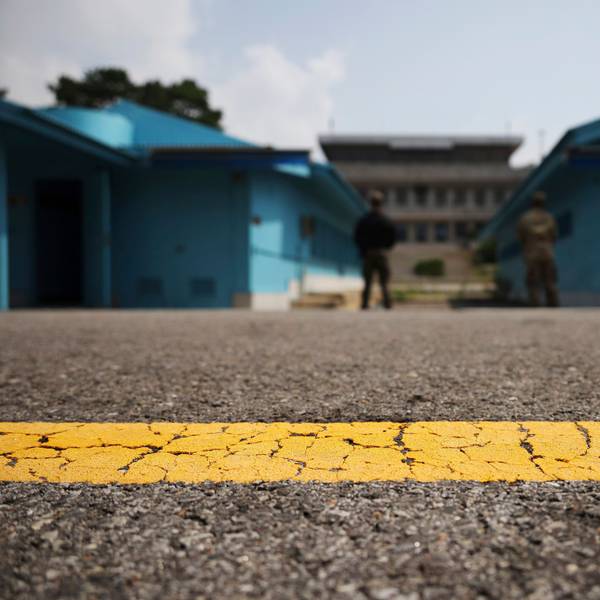 Blick auf die entmilitarisierte Zone, die die Nord- und Südkorea trennt. Hinter einer gelben Linie stehen zwei Soldaten in der Nähe des Grenzübergangs Panmumjon.