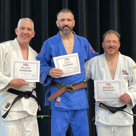 Das Foto zeigt Daniel Haas mit einer Urkunde für seinen zweite Platz bei den USA Judo Nationals in Spokane, Washington.