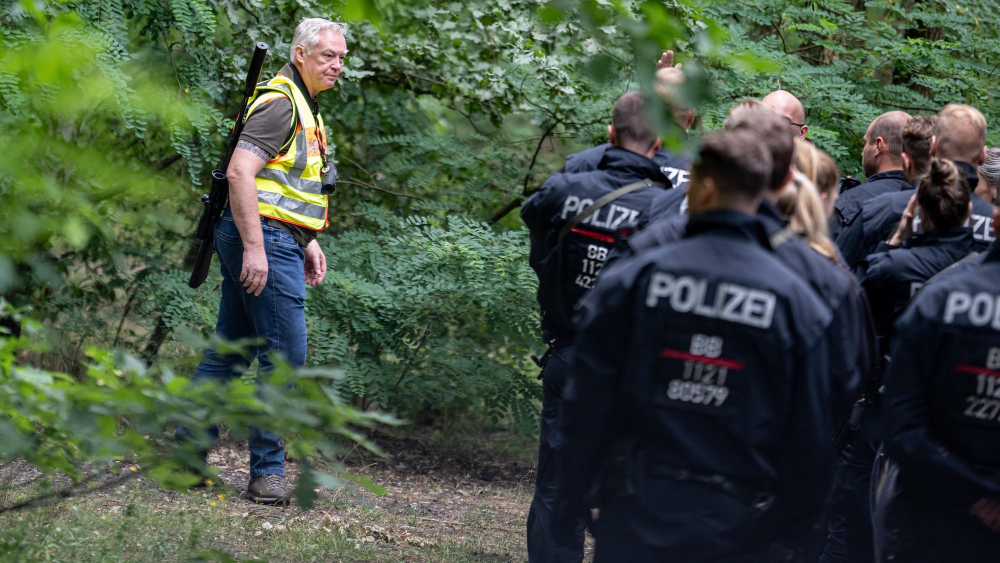 Suche nach Großkatze in Kleinmachnow: Der Gemeindejäger und Polizisten durchsuchen ein Waldareal.