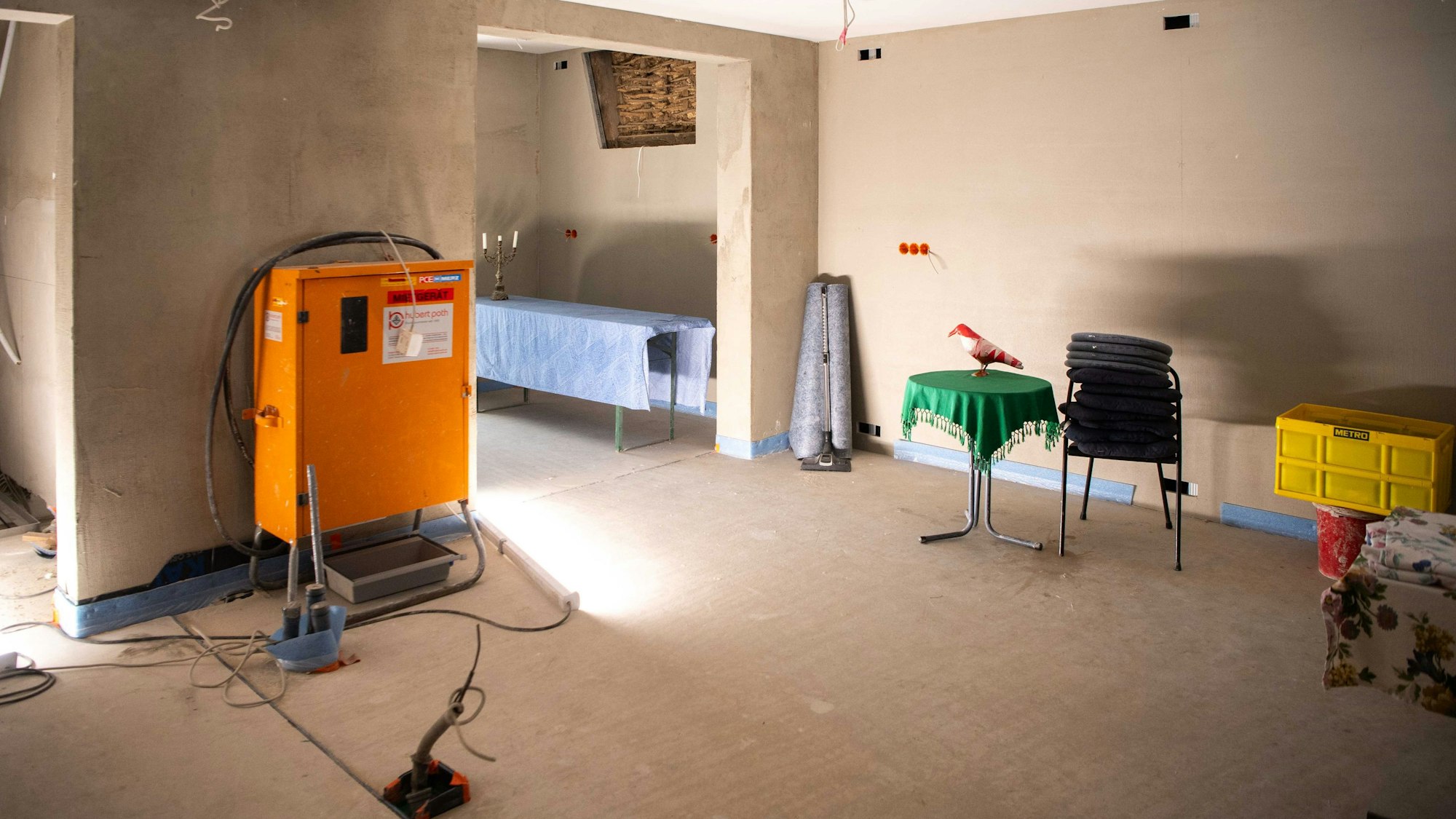 Das Bild zeigt das Innere des Café T: Es ist eine Baustelle. Der Wiederaufbau nach der Flut ist längst nicht beendet.