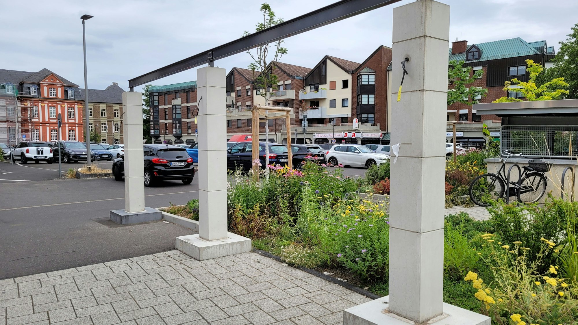 Das Foto zeigt ein paar Stelen, aus jeder schaut ein Kabel heraus, Lampen sind noch nicht zu sehen.