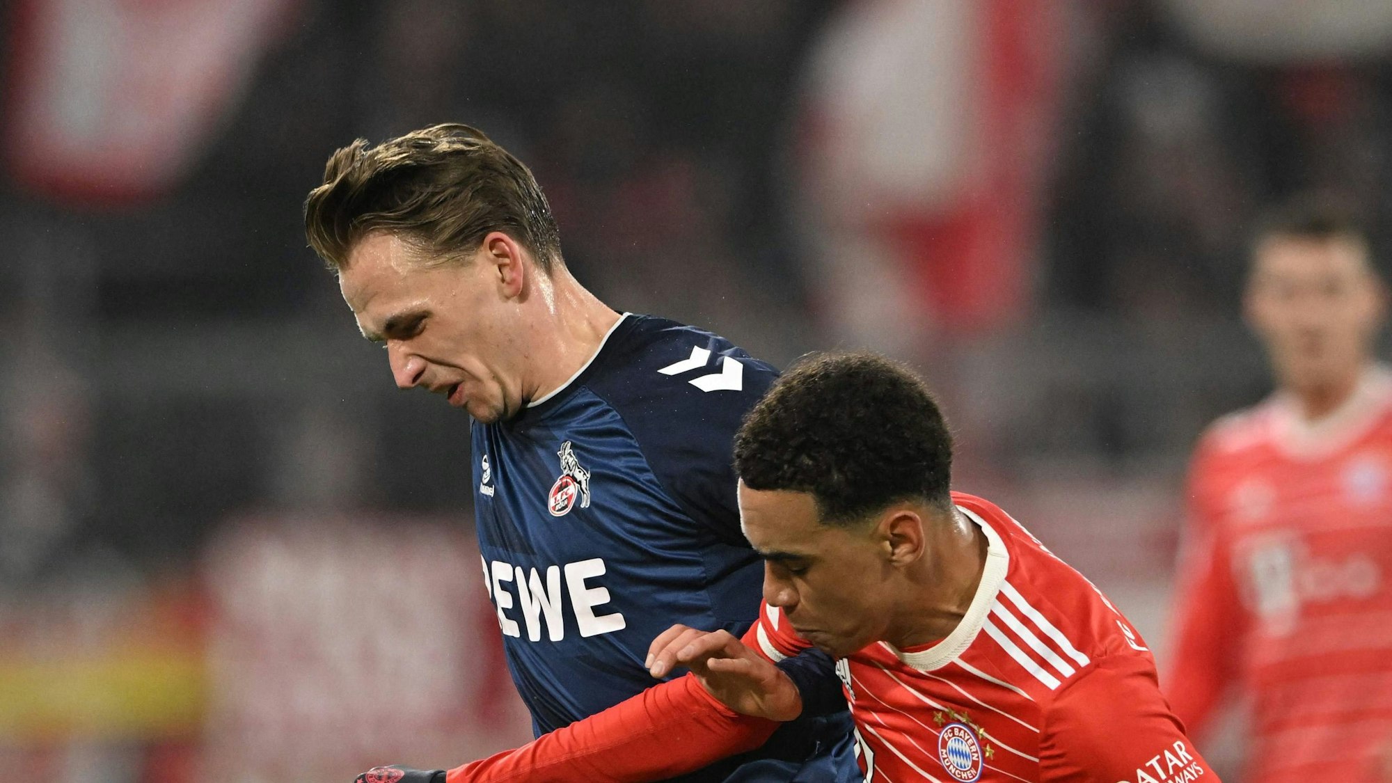 Mathias Olesen und Jamal Musiala kämpfen um den Ball.