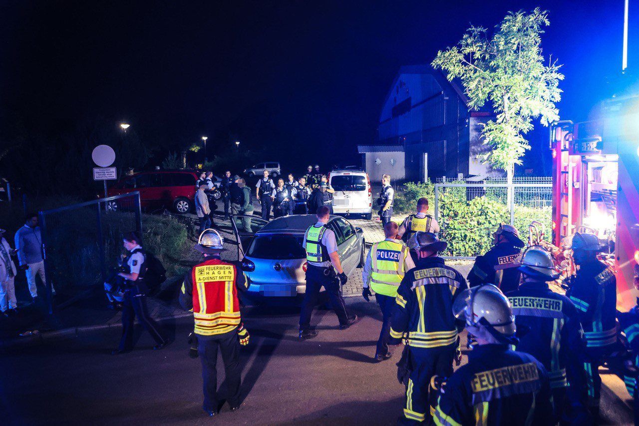 Einsatzkräfte der Feuerwehr und Polizei sind nach einer Familienfeier in im Einsatz. Bei einem Streit auf einer Familienfeier in Hagen sind mehrere Menschen verletzt worden. Auf der Feier sei es am späten Donnerstagabend zu einer «großen körperlichen Auseinandersetzung» mit 30 bis 40 Teilnehmern gekommen, teilte die Polizei am Freitagmorgen mit. Da die Lage für die Beamten sehr unübersichtlich gewesen sei, hätten die Einsatzkräfte mehrere Menschen festgenommen, um die Situation unter Kontrolle zu bringen. Nähere Angaben gab es zunächst nicht.