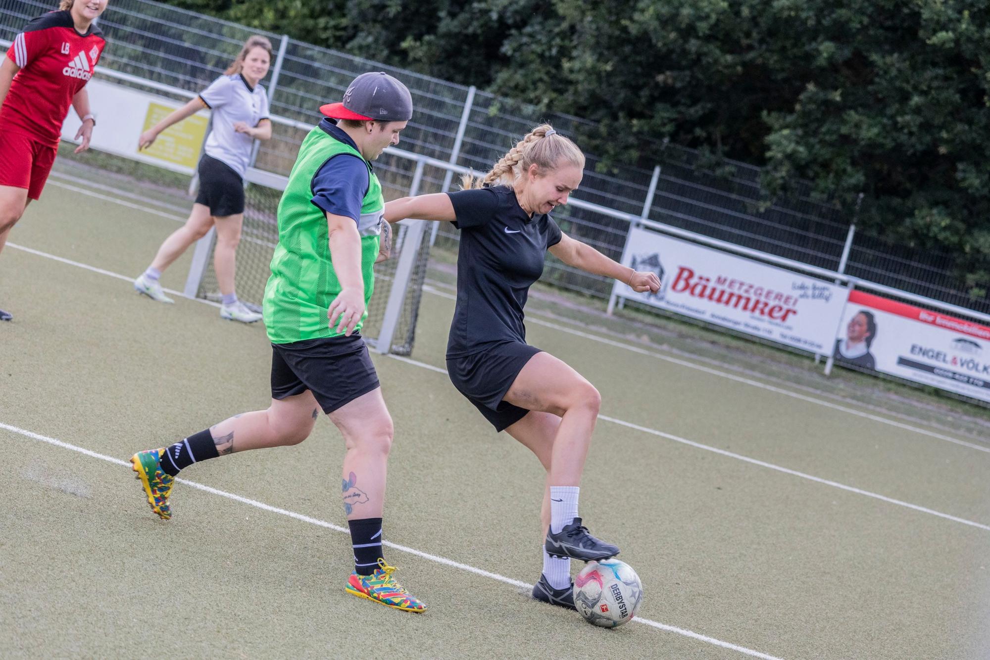 Spielerin Johanna Lange-Brandenburg lässt sich den Ball nicht einfach abnehmen.