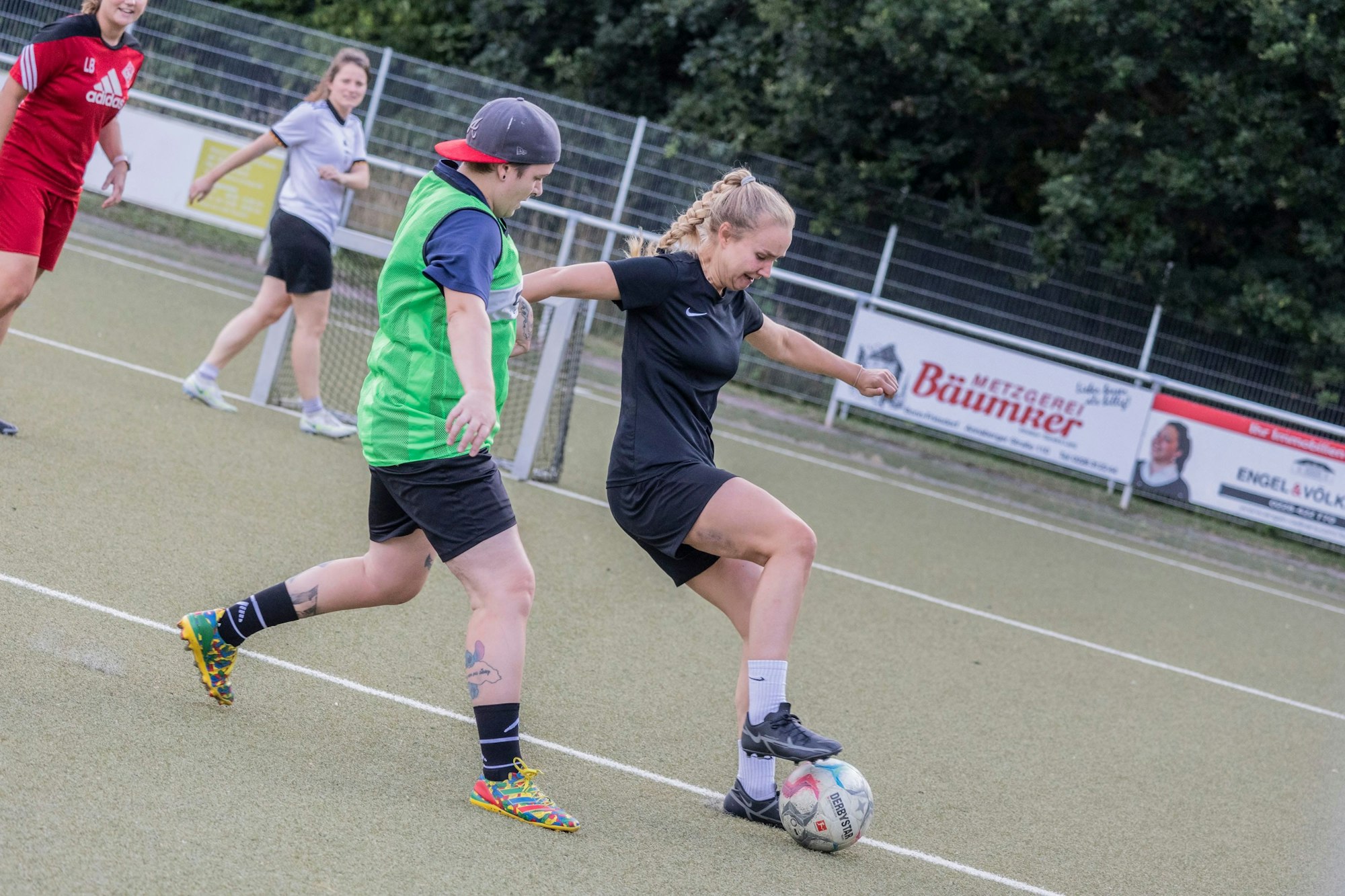Spielerin Johanna Lange-Brandenburg lässt sich den Ball nicht einfach abnehmen.