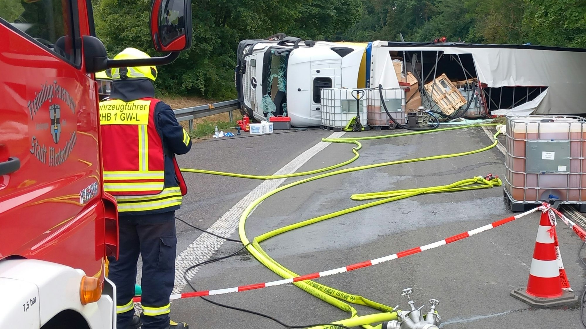 Der umgekippte Lastwagen auf der A565.