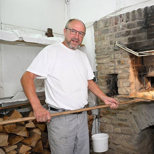 Bäckermeister Bernhard Fröhlingsdorf beim Backen im Bergischen Museum in Bensberg.