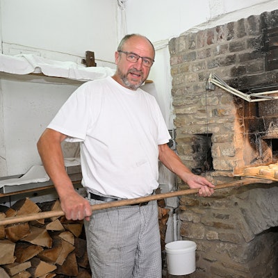 Bäckermeister Bernhard Fröhlingsdorf beim Backen im Bergischen Museum in Bensberg.