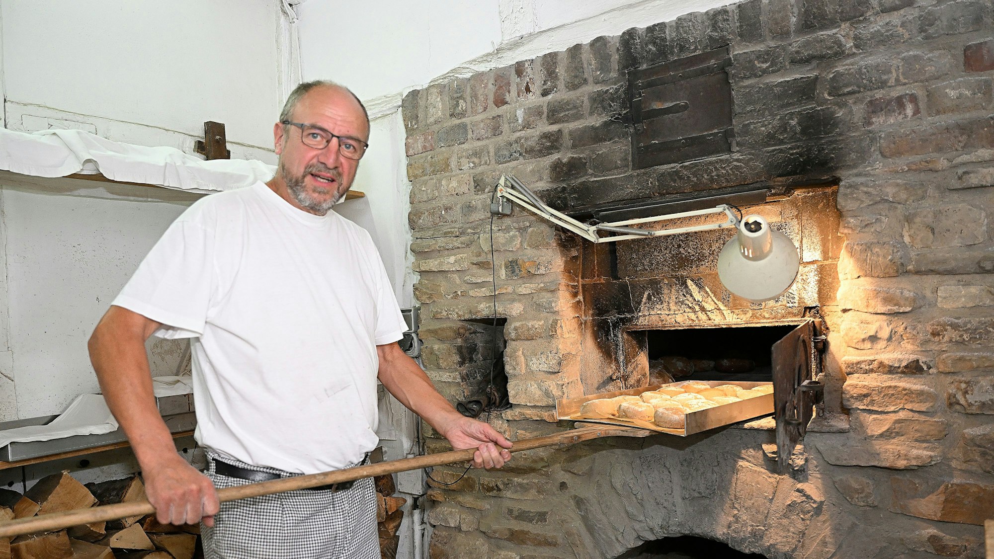 Bäckermeister Bernhard Fröhlingsdorf beim Backen im Bergischen Museum in Bensberg.