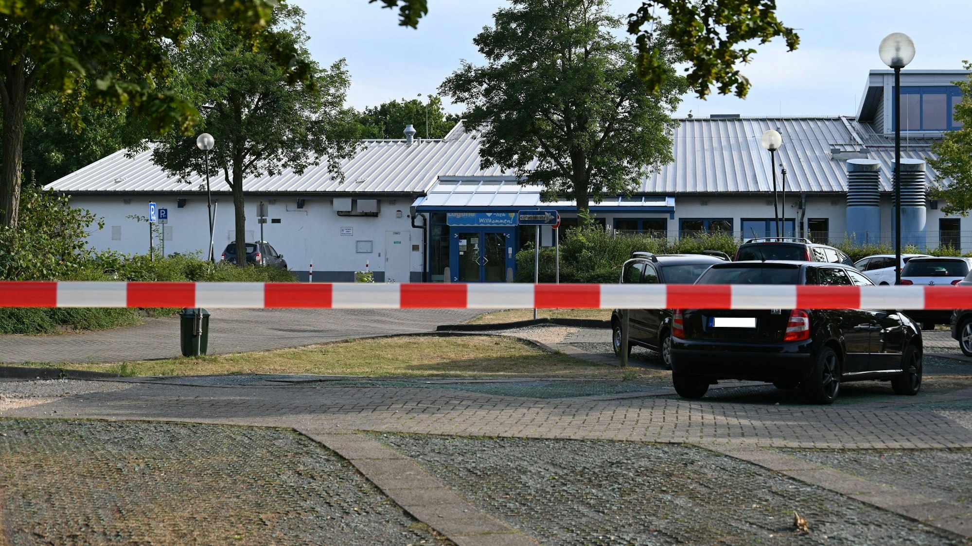 Der Parkplatz der Erftlagune war mit Flatterband abgesperrt worden.