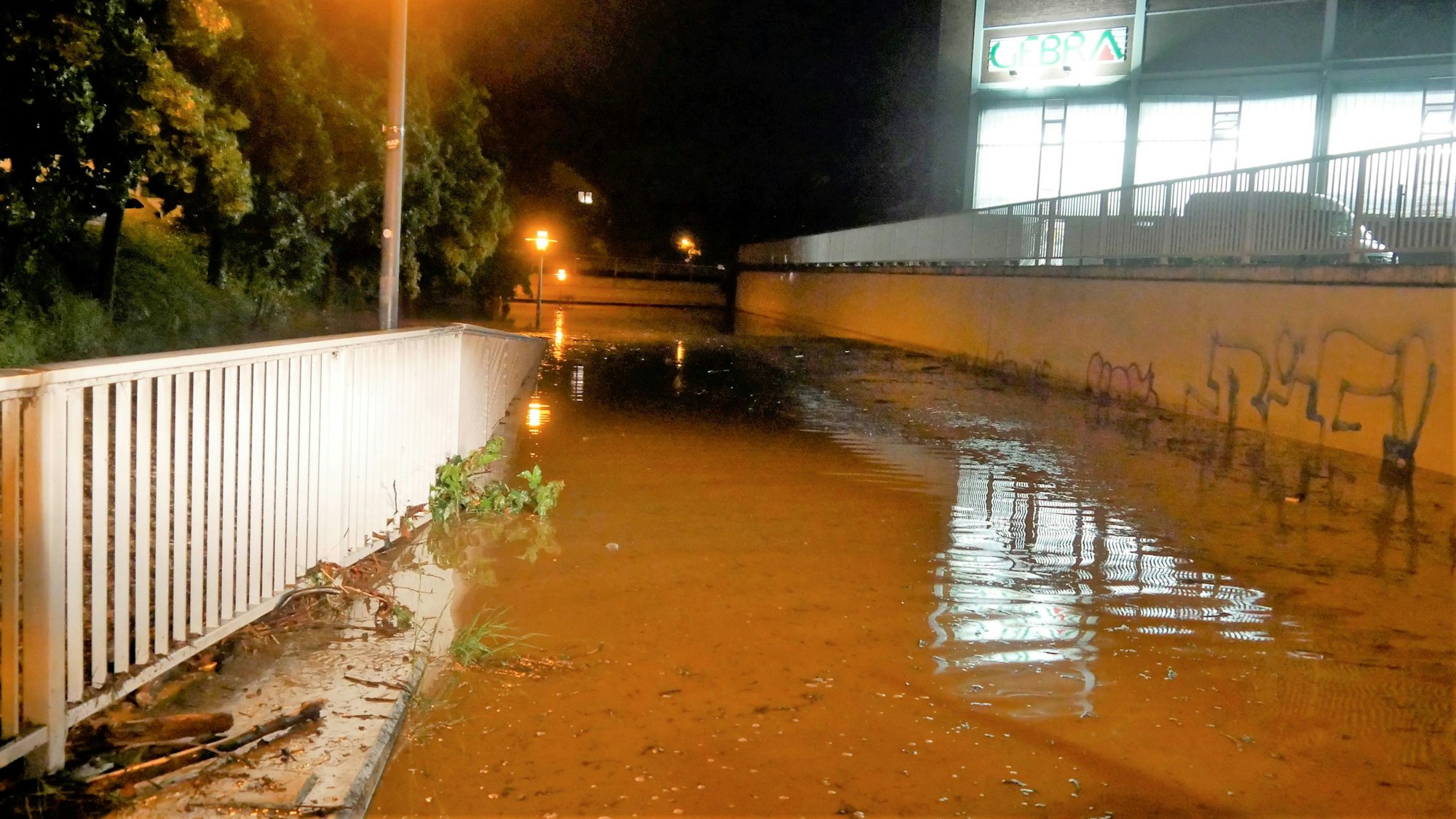 Die Unterführung der Theodor-Heuss-Allee wurde unter Wasser gesetzt, weil ein Pumpwerk beschädigt und ausgefallen war. Die braune Brühe reichte bis an den unteren Rand der Eisenbahnbrücke.
