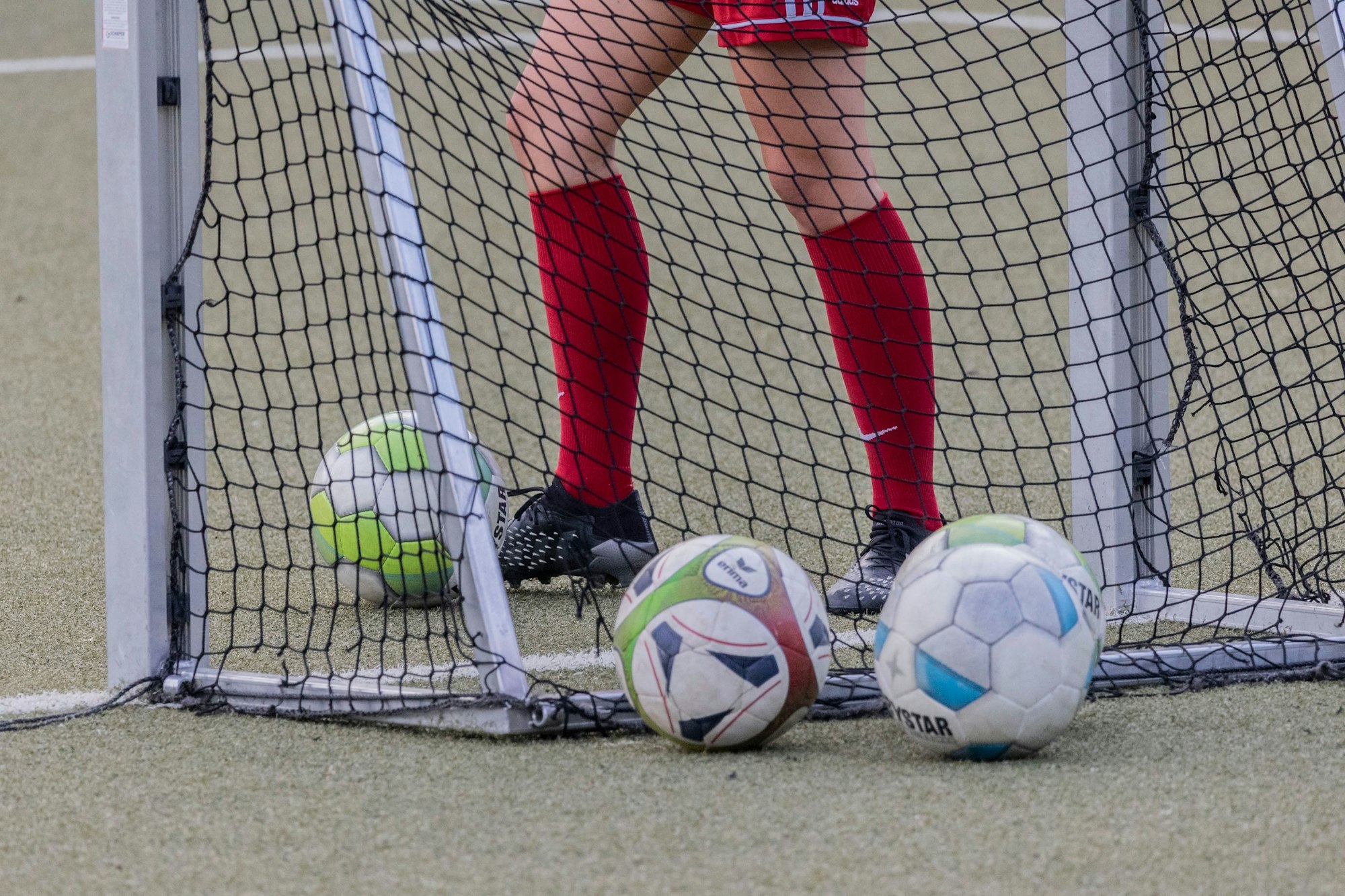 Mini-Tore erhöhen auf dem Kleinspielfeld die Herausforderung