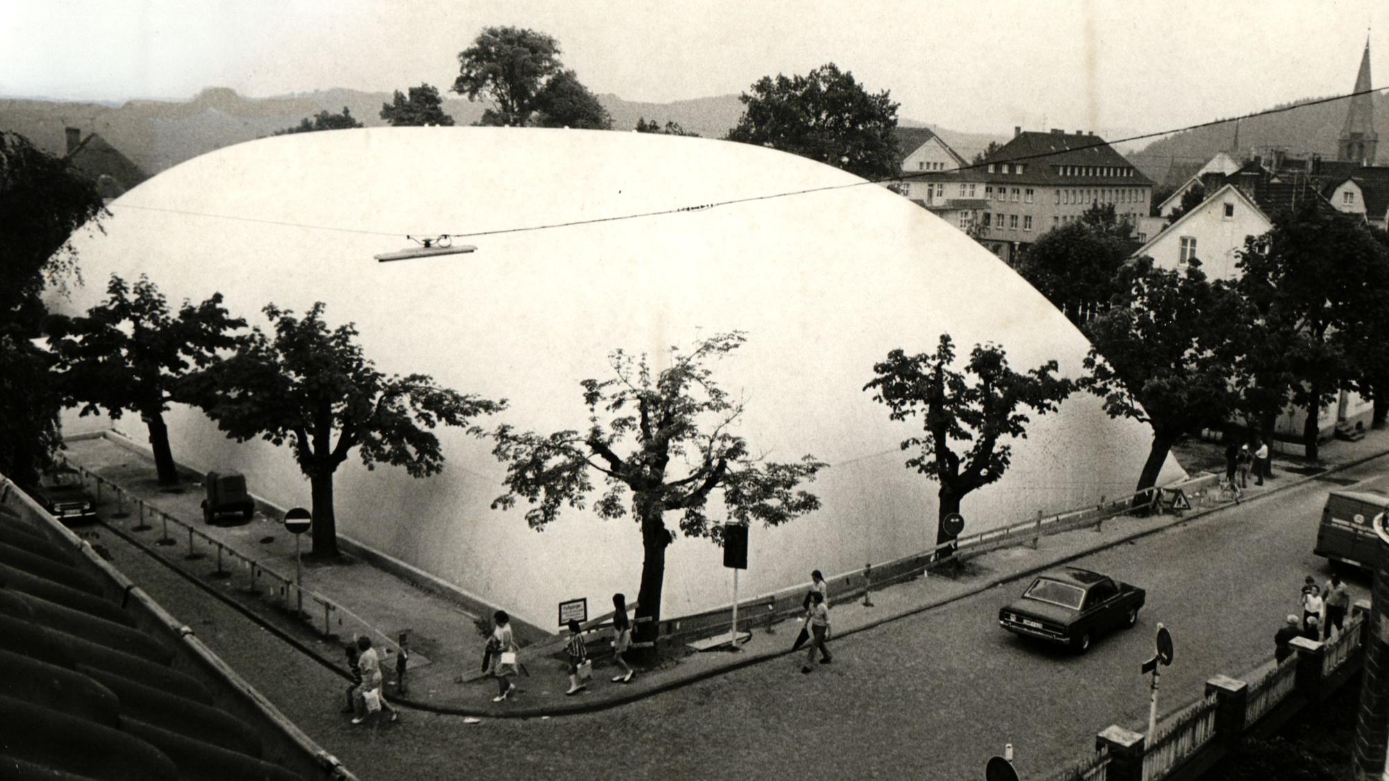 Eine Traglufthalle, die aussieht wie ein großer Wal.