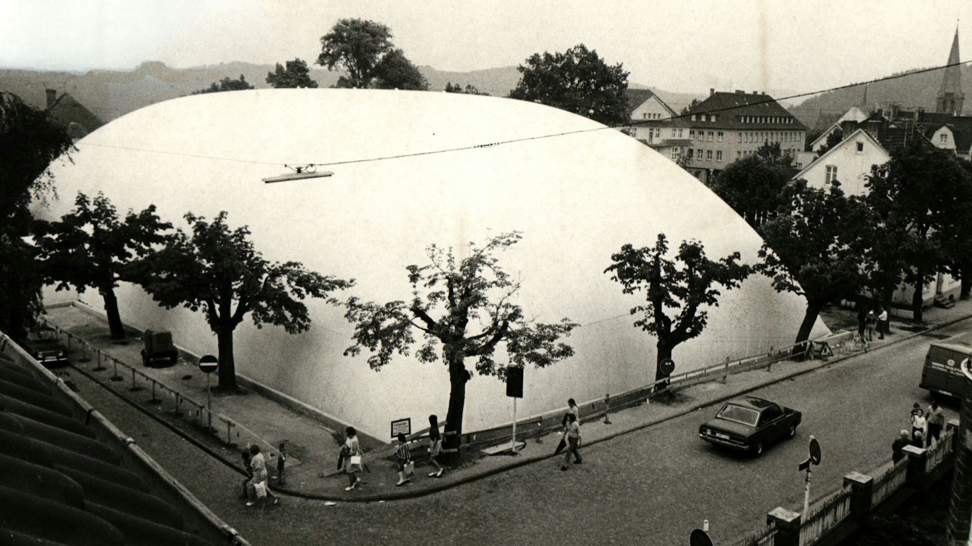 Eine Traglufthalle, die aussieht wie ein großer Wal.