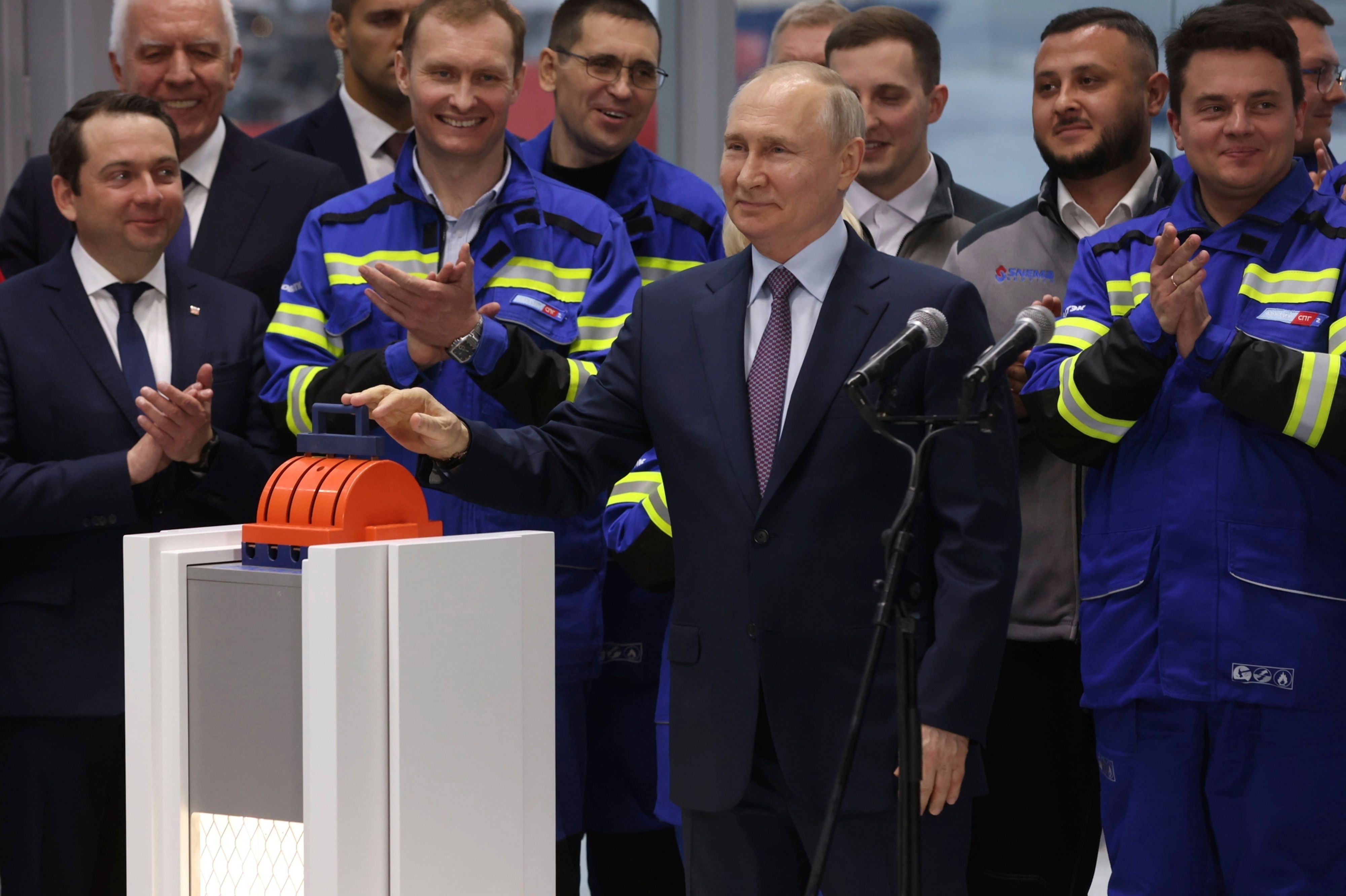 Der russische Präsident Wladimir Putin, im Vordergrund in der Mitte, nimmt an der Eröffnungszeremonie für die erste technologische Linie zur Verflüssigung von Erdgas auf Schwerkraftbasis als Teil des Arktis-LNG2-Projekts (Liquefied Natural Gas) im Zentrum für den Bau von Offshore-Strukturen mit großer Tonnage (CSCMS) des Unternehmens Novatek-Murmansk im Dorf Belokamenka, etwa 1700 km (1063 Meilen) nördlich von Moskau, Region Murmansk, Russland, am Donnerstag, 20. Juli 2023, teil.