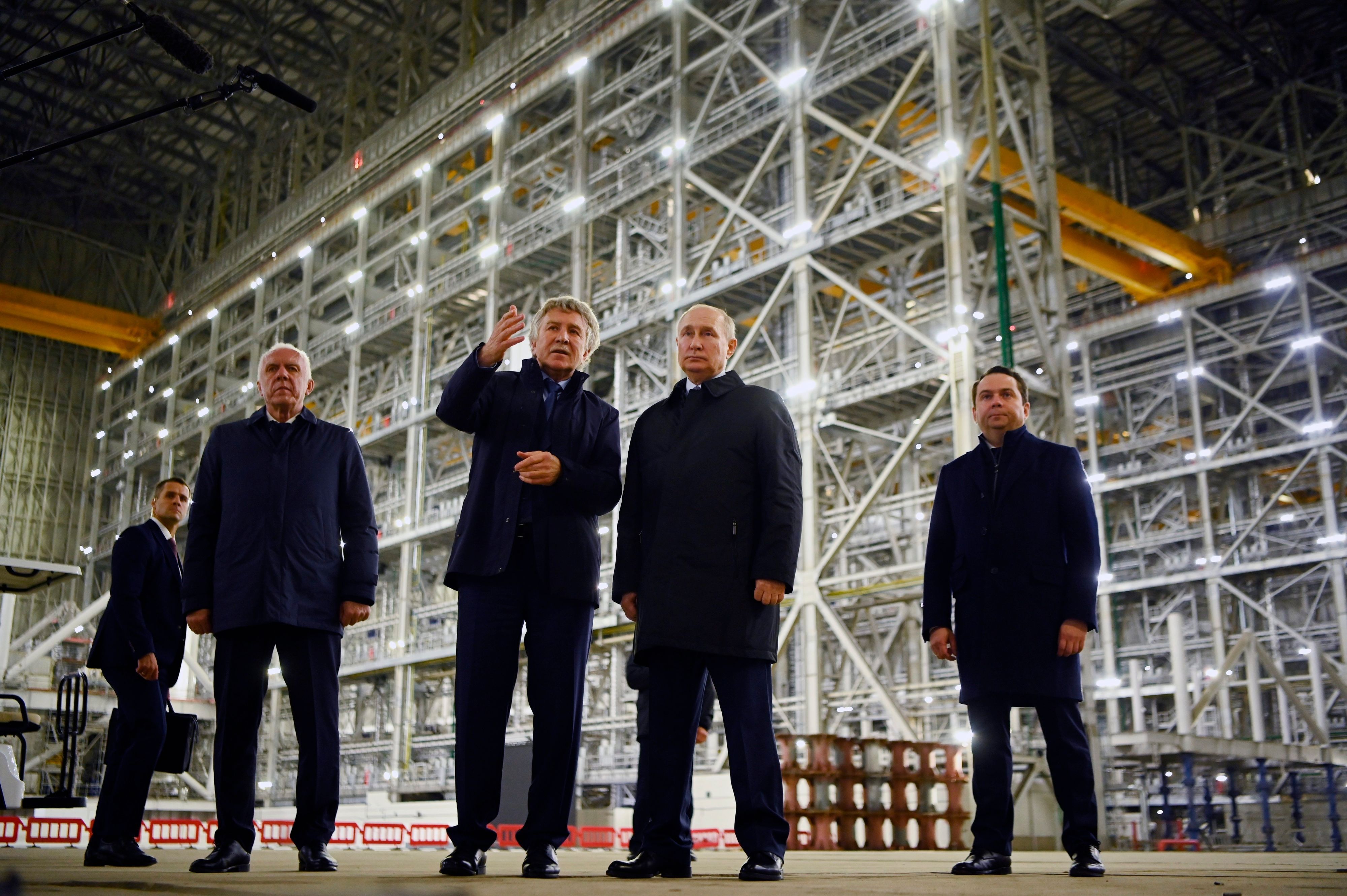 Der russische Präsident Wladimir Putin, zweiter von rechts, in Begleitung des Vorstandsvorsitzenden des russischen Gasproduzenten Novatek, Leonid Mikhelson, dritter von links, des Gouverneurs der Region Murmansk, Andrej Chibis, links, und des Gesandten des Präsidenten für den Nordwestlichen Föderationskreis, Alexander Gutsan, zweiter von links, besuchen am Donnerstag, dem 20. Juli 2023, das Offshore Superfacility Construction Center (CSCMS) des Unternehmens Novatek-Murmansk im Dorf Belokamenka, etwa 1700 km (1063 Meilen) nördlich von Moskau, Region Murmansk, Russland. (Alexander Kazakov, Sputnik, Kreml Pool Photo via AP)