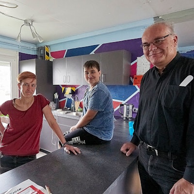 Drei Menschen sind in der neuen Küche, die in der Hellenthaler Jugendeinrichtung Point installiert wurde.
