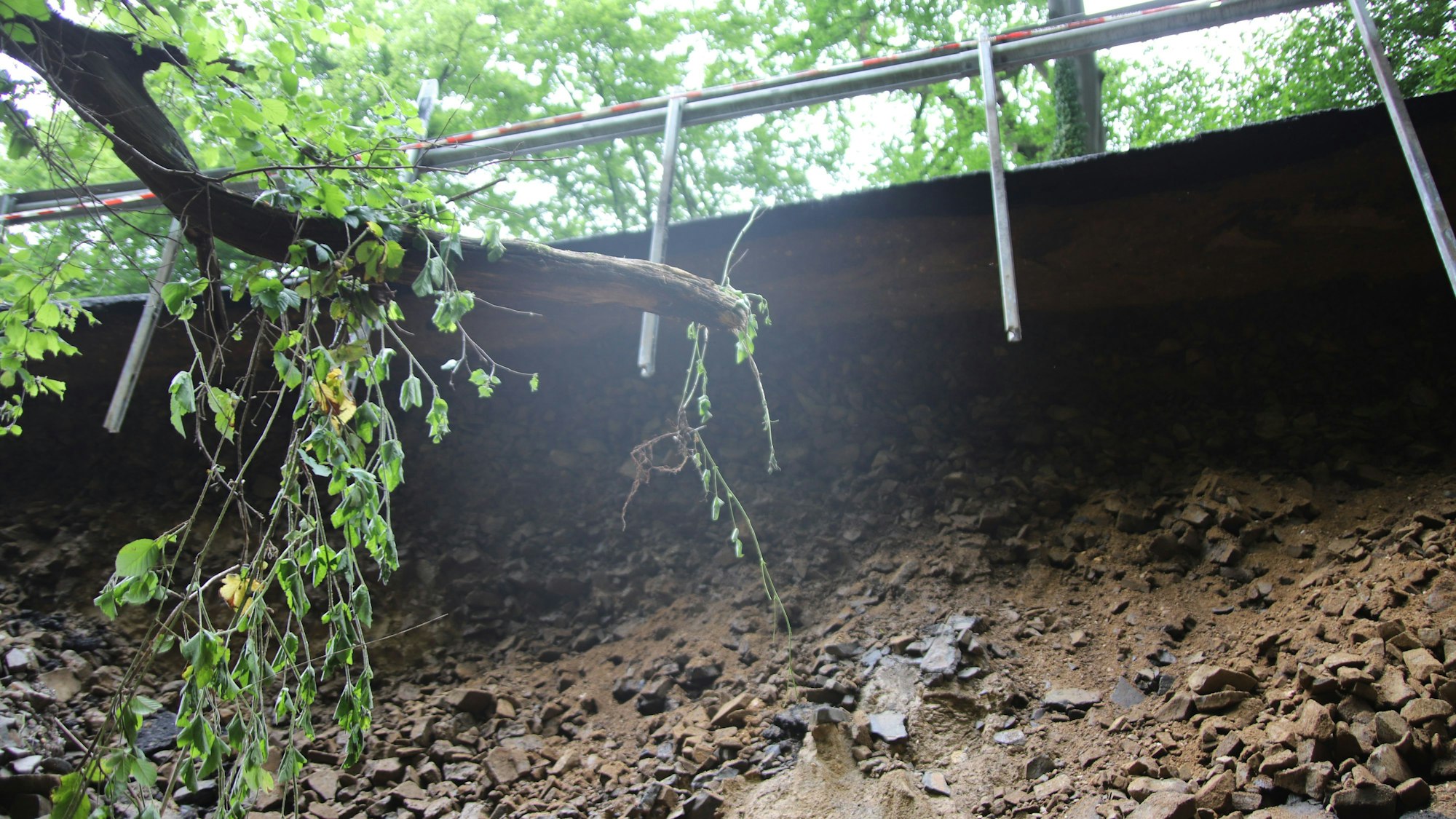 Nach dem Starkregen in Hennef war die Landstraße 331 nach Söven unterspült. Der Wiederaufbau dauerte Monate.