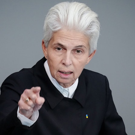 Marie-Agnes Strack-Zimmermann (FDP) spricht bei einer Sitzung des Bundestags. In Ravensburg geriet die FDP-Politikerin nun mit einer Gruppe von Störern aneinander. (Archivbild)