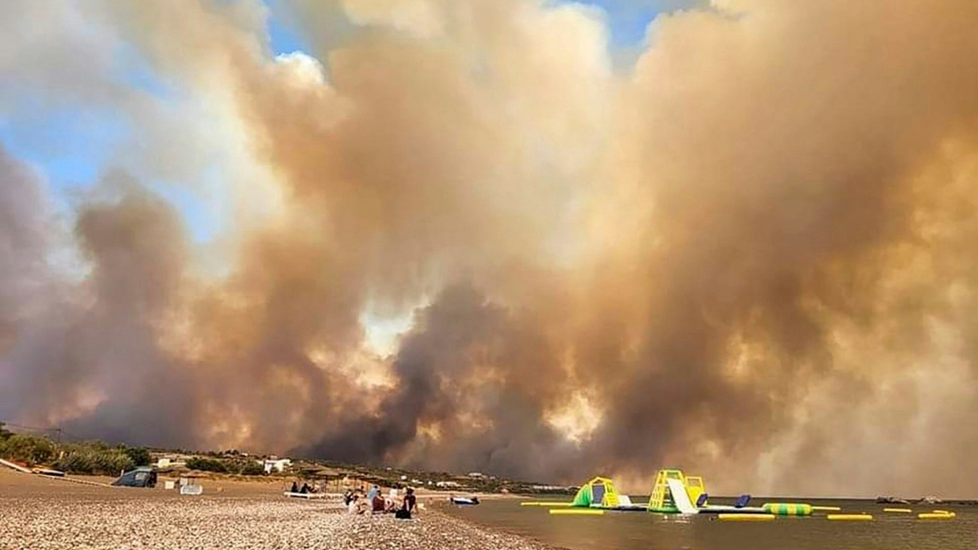 Dichte Rauchwolken eines Waldbrandes steigen auf der griechischen Insel Rhodos in den Himmel.