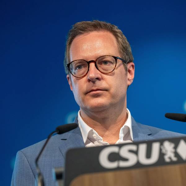 19.06.2023, Bayern, München: Martin Huber (l), CSU-Generalsekretär, nimmt nach einer Sitzung des CSU-Vorstand in der Parteizentrale an der abschließenden Pressekonferenz teil. Thema waren unter andrem das Regierungsprogramm für die Landtagswahl am 8. Oktober 2023. Foto: Peter Kneffel/dpa +++ dpa-Bildfunk +++