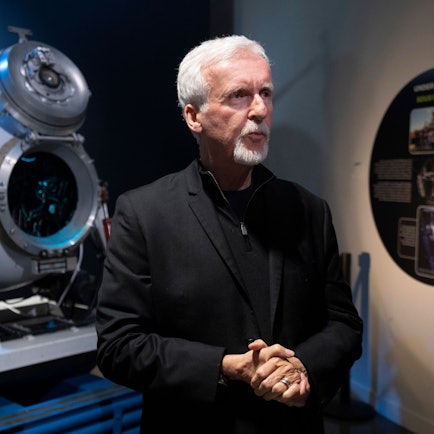 Filmemacher und Tiefsee-Experte: Hollywood-Regisseur James Cameron posiert vor einem Tauchboot im kanadischen Ottawa. Der „Titanic“-Regisseur hat Oceangate erneut für die Bauweise des „Titan“-Tauchboots kritisiert. (Archivbild)