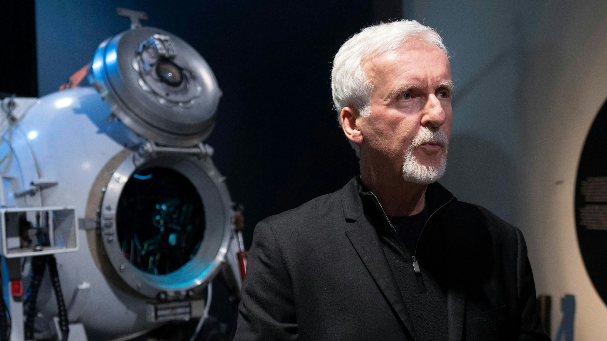 Filmemacher und Tiefsee-Experte: Hollywood-Regisseur James Cameron posiert vor einem Tauchboot im kanadischen Ottawa. Der „Titanic“-Regisseur hat Oceangate erneut für die Bauweise des „Titan“-Tauchboots kritisiert. (Archivbild)