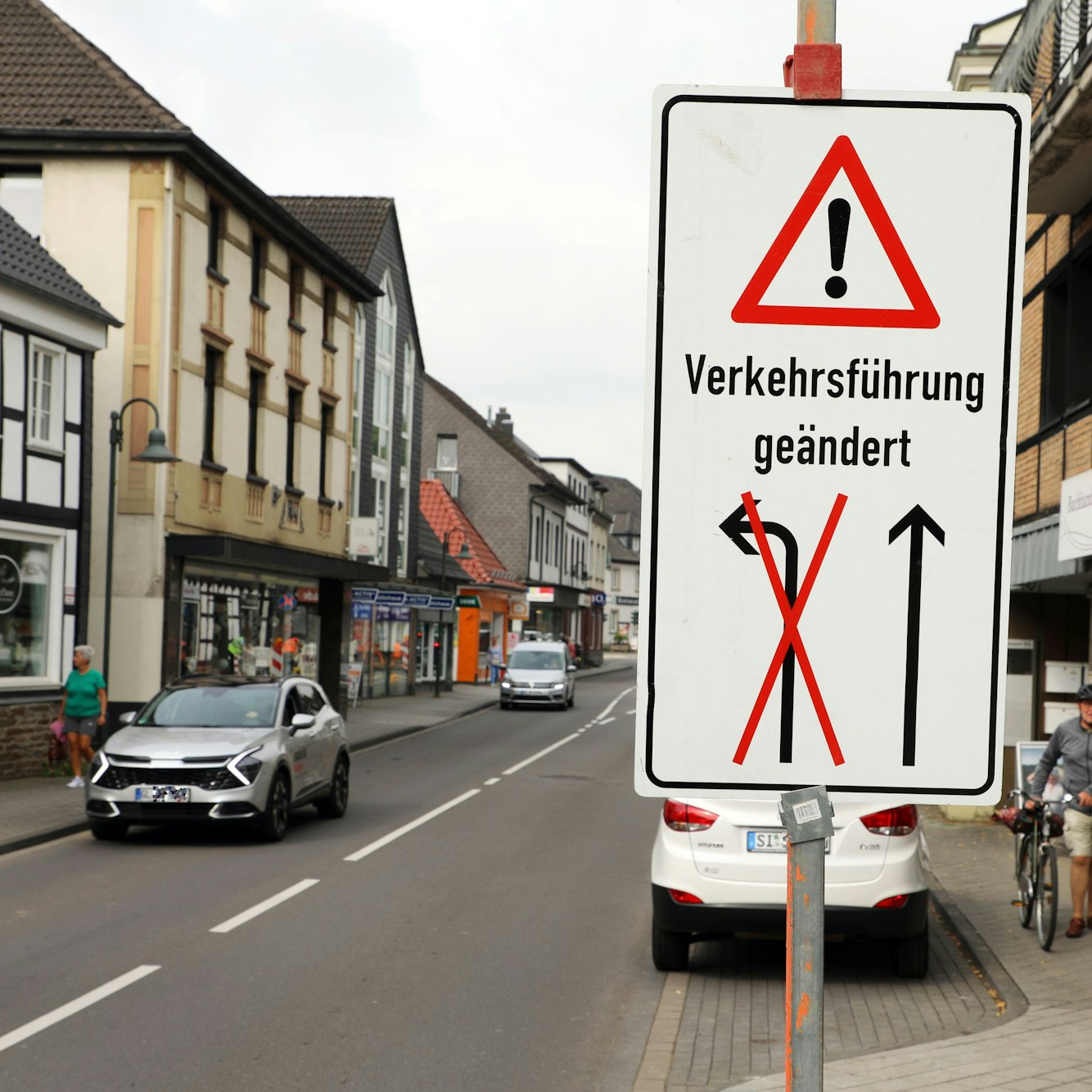 Ein Verkehrsschild mit einer durchgestrichenen Linkabbiegespur steht an der Hauptstraße in Overath.