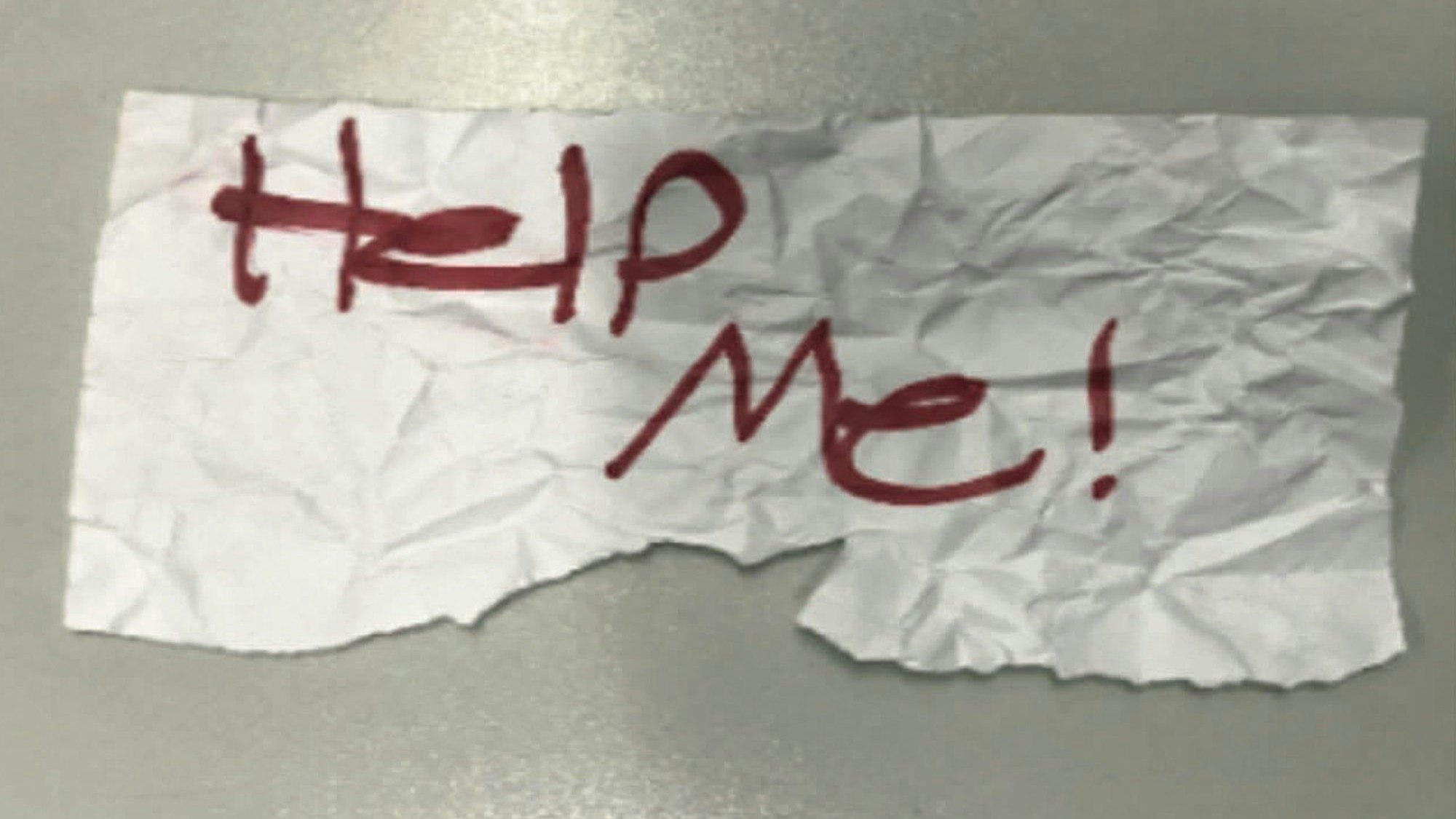 Dieses „Help Me!“-Schild leitete eine Rettungsaktion in Texas ein, bei dem ein entführtes 13-jähriges Mädchen aus den Fängen ihres Entführers befreit werden konnte.