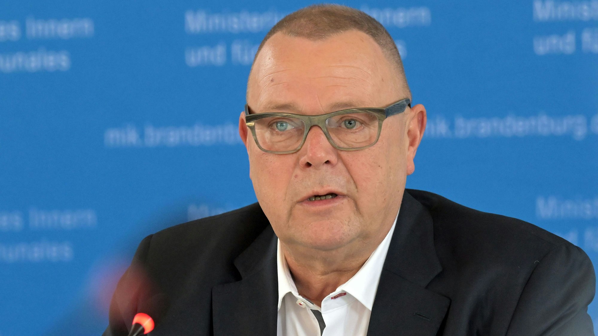 12.07.2023, Brandenburg, Potsdam: Brandenburgs Innenminister Michael Stübgen (CDU) spricht auf einer Pressekonferenz.