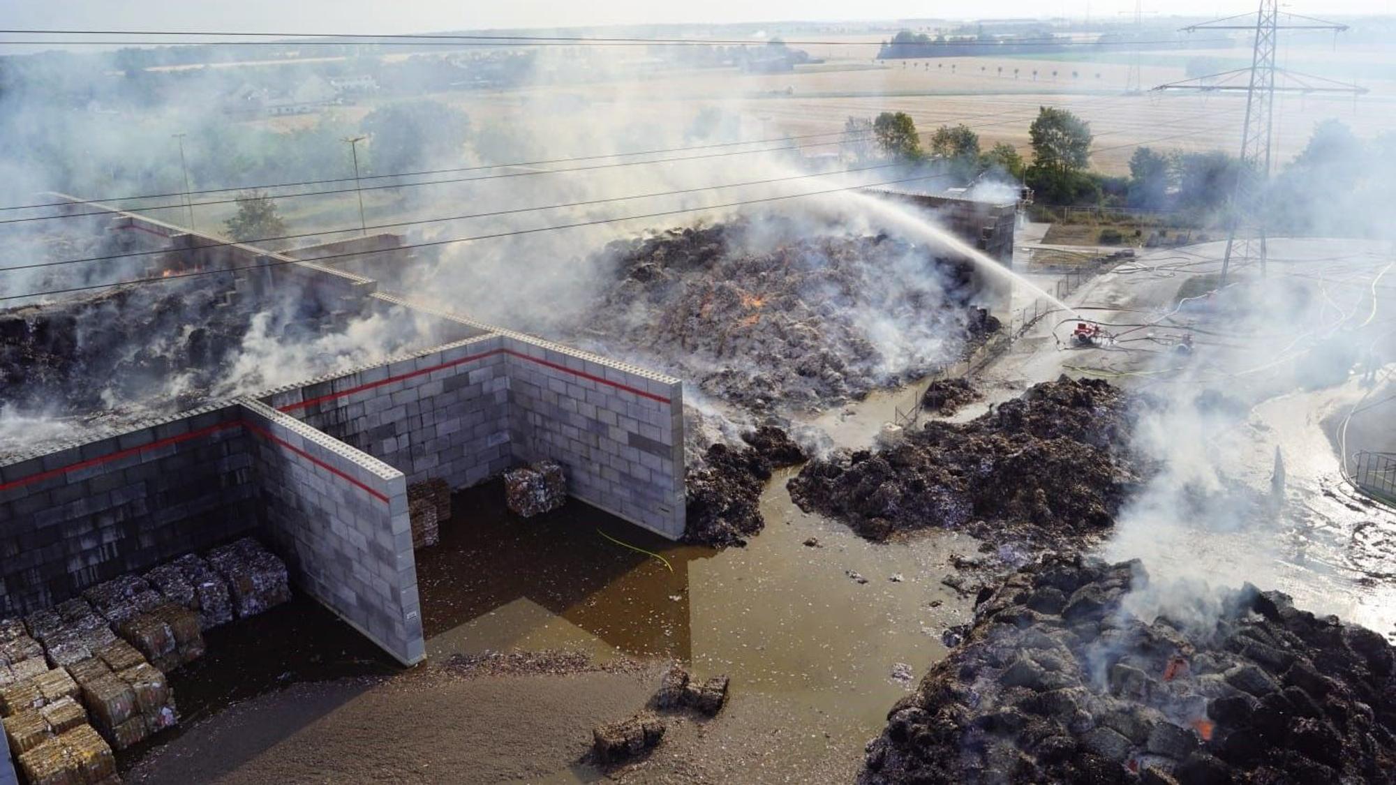 Das Bild zeigt aus der Luft das Ausmaß des Feuers.