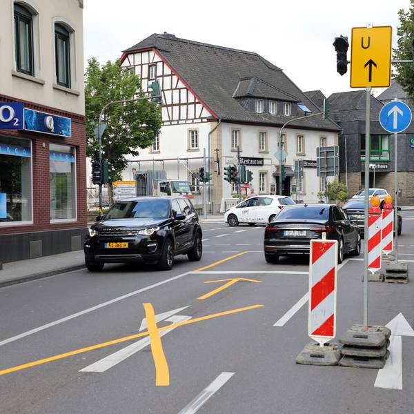 Ein weißes Auto biegt entgegen der Ausschilderung von der Overather Hauptstraße nach links in die Propsteistraße ab. Drei andere Autofahrer verstoßen nicht gegen die geänderte Verkehrsregelung.