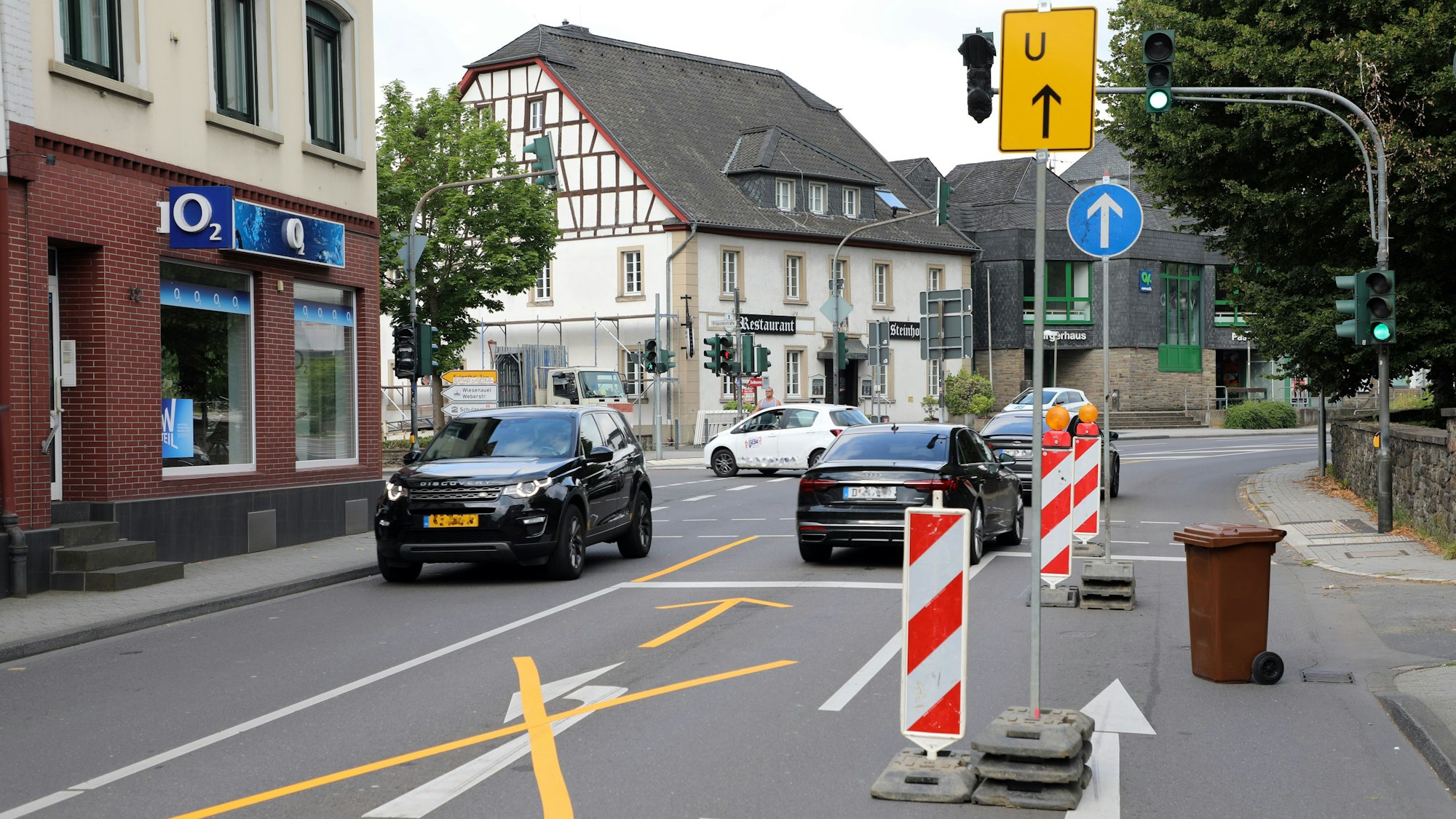 Ein weißes Auto biegt entgegen der Ausschilderung von der Overather Hauptstraße nach links in die Propsteistraße ab. Drei andere Autofahrer verstoßen nicht gegen die geänderte Verkehrsregelung.
