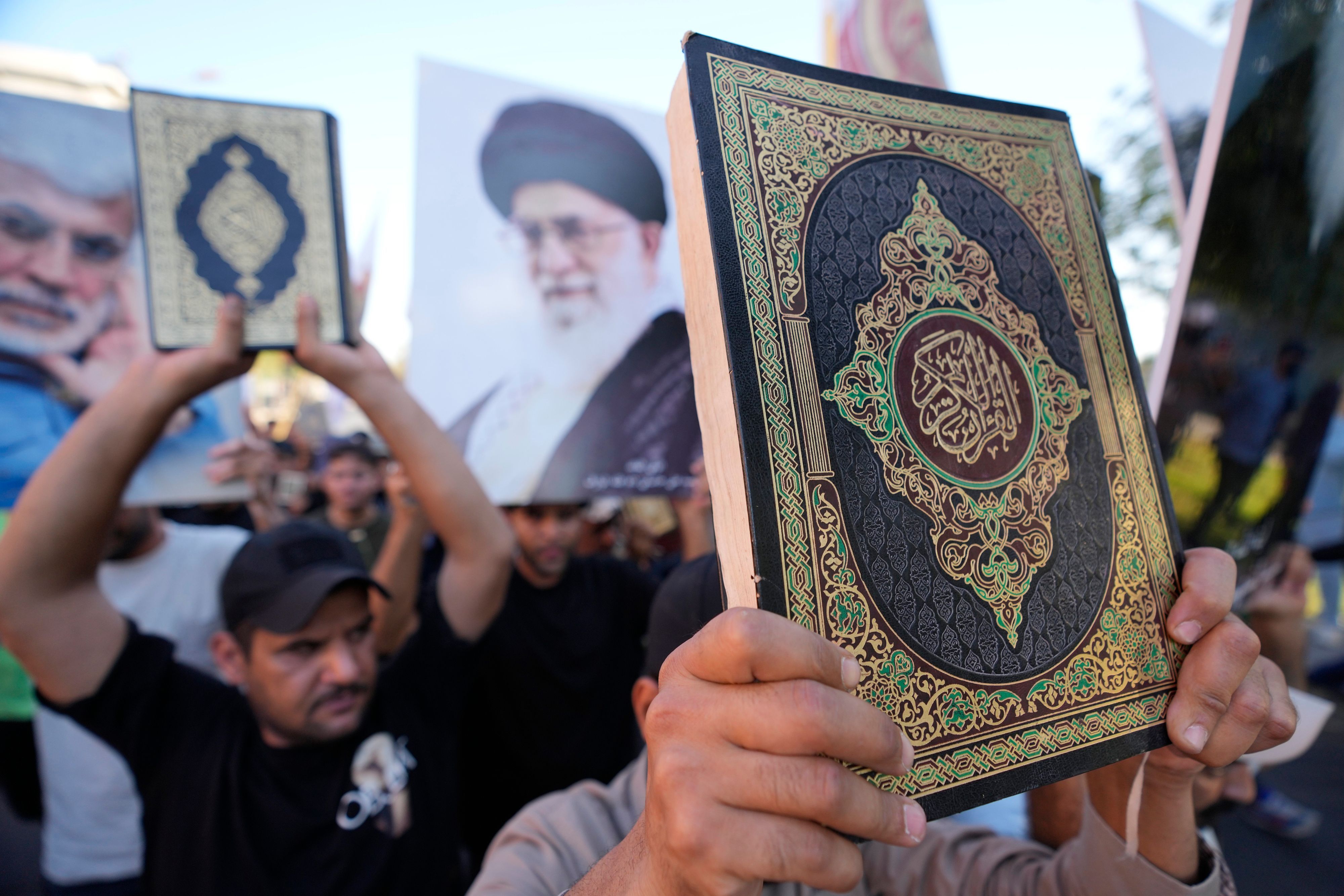 Iraker halten Kopien des Korans, des heiligen Buches der Muslime, während einer Demonstration hoch.