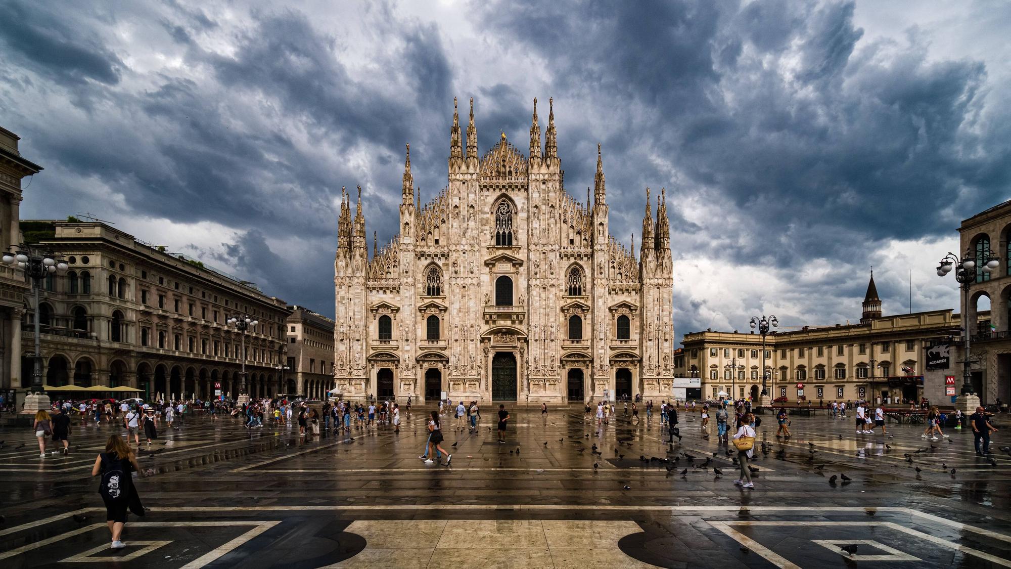 Der Mailander Dom, im Hintergrund zieht ein Gewitter auf. Bei Unwettern in Italien ist es nahe Mailand zu einem Tornado gekommen. (Archivbild)