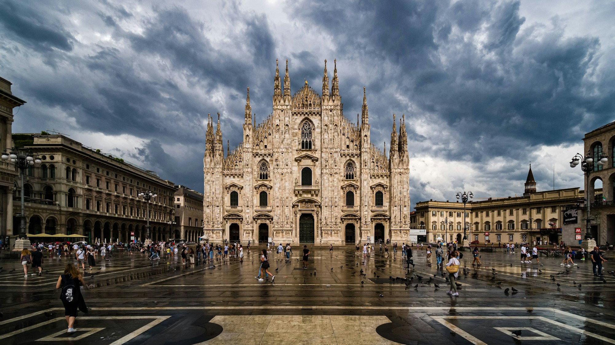 Der Mailander Dom, im Hintergrund zieht ein Gewitter auf. Bei Unwettern in Italien ist es nahe Mailand zu einem Tornado gekommen. (Archivbild)