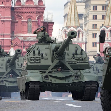 Russische Artilleriefahrzeuge rollen im Mai auf der Militärparade zum „Tag des Sieges“ durch Moskau. Derartige Geschütze können mit der von vielen Ländern geächteten Streumunition bestückt werden. (Archivbild)