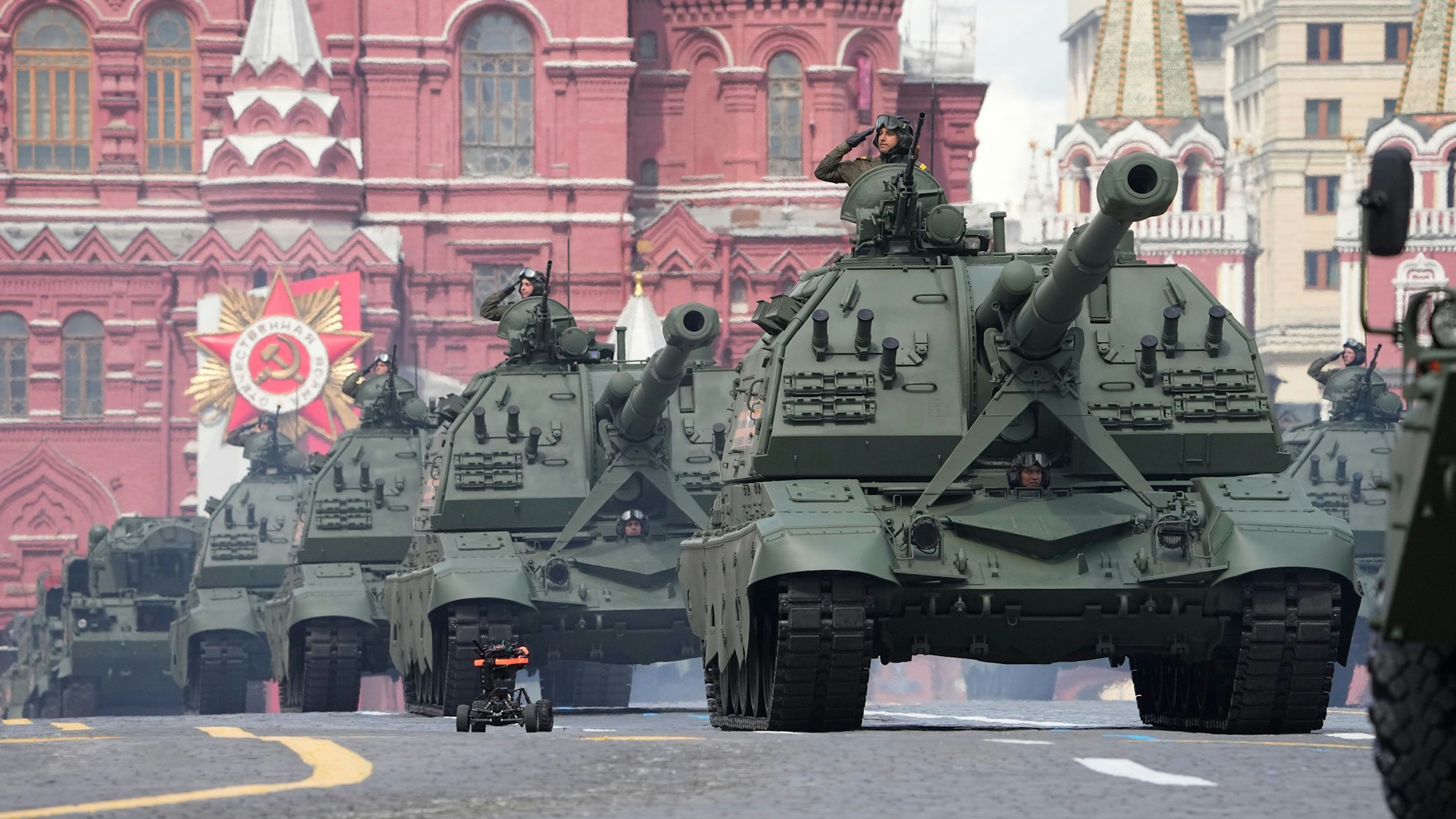 Russische Artilleriefahrzeuge rollen im Mai auf der Militärparade zum „Tag des Sieges“ durch Moskau. Derartige Geschütze können mit der von vielen Ländern geächteten Streumunition bestückt werden. (Archivbild)