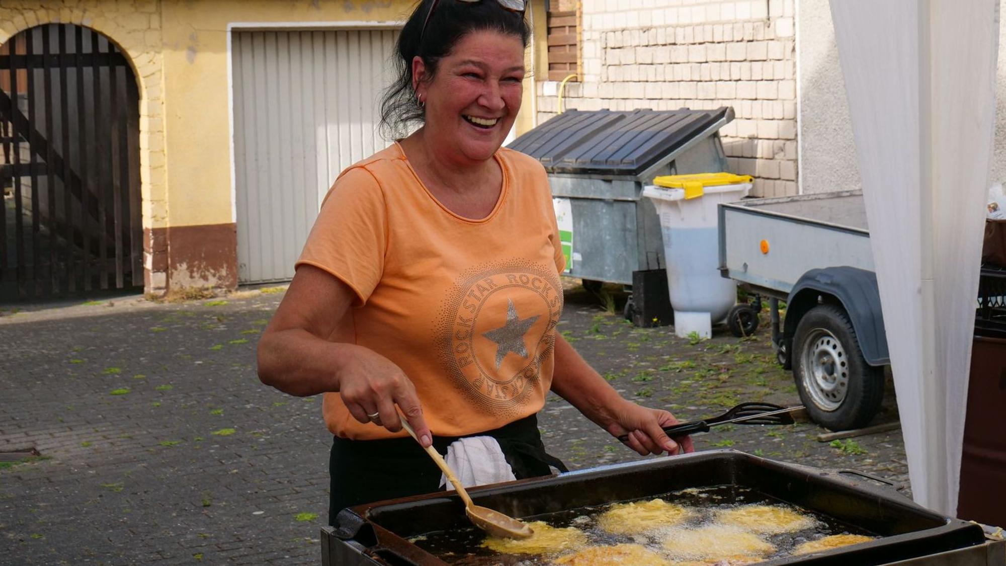 Auf dem Foto ist zu sehen, wie Michaela Quandt Reibekuchen zubereitet.