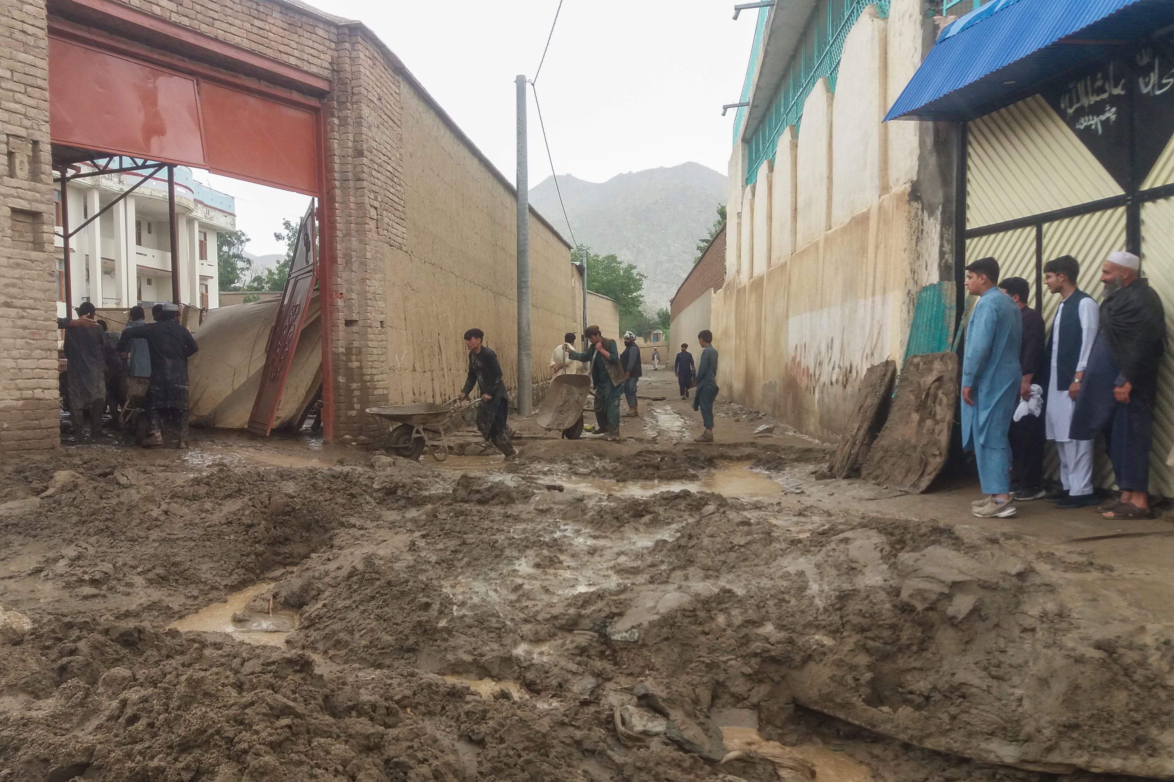 HANDOUT - 23.07.2023, Afghanistan, Kabul: Das vom afghanischen Katastrophenschutz zur Verfügung gestellte Foto zeigt eine nach Sturzfluten mit Schlamm überspülte Straße.