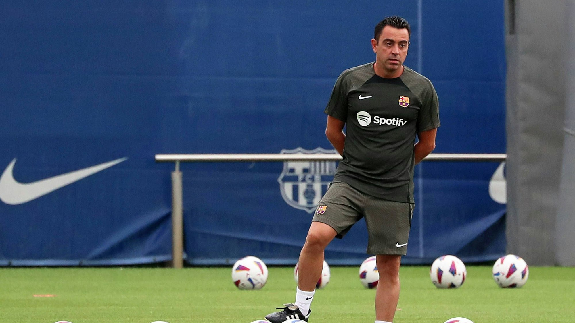 Barcelona-Trainer Xavi während des Trainings in der Vorbereitung auf die neue Saison in La Liga.