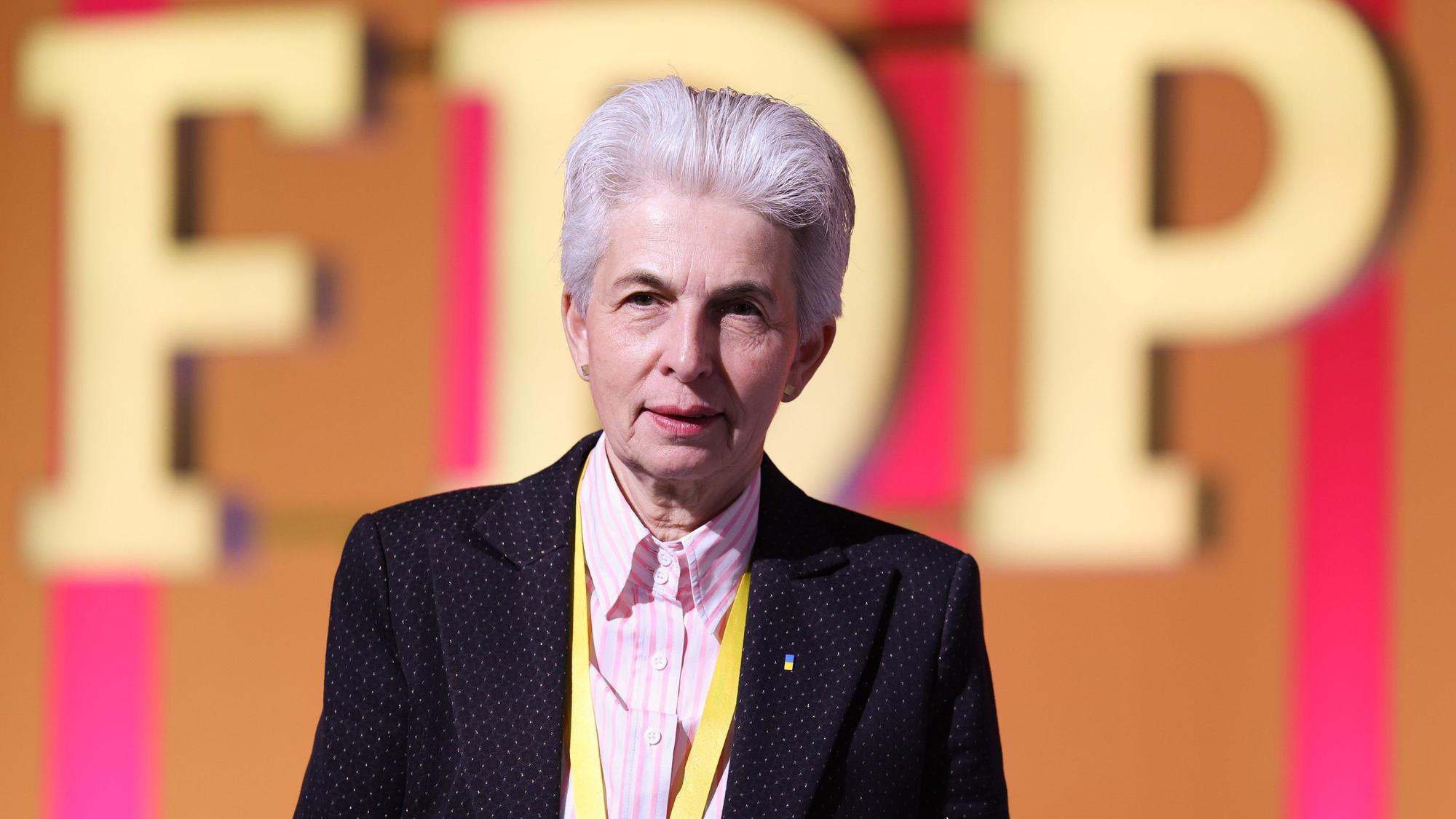 ARCHIV - 23.04.2023, Berlin: Marie-Agnes Strack-Zimmermann (FDP) steht beim FDP-Bundesparteitag vor einem FDP-Logo.