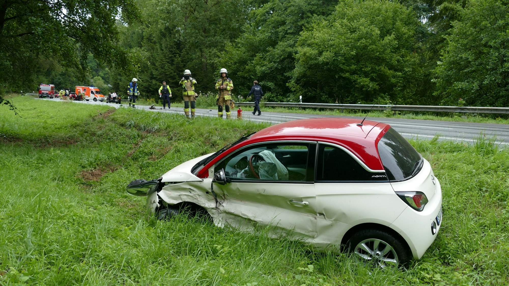 Der opel Adam landete nach dem Zusammenstoß auf einer angrenzenden Wiese.