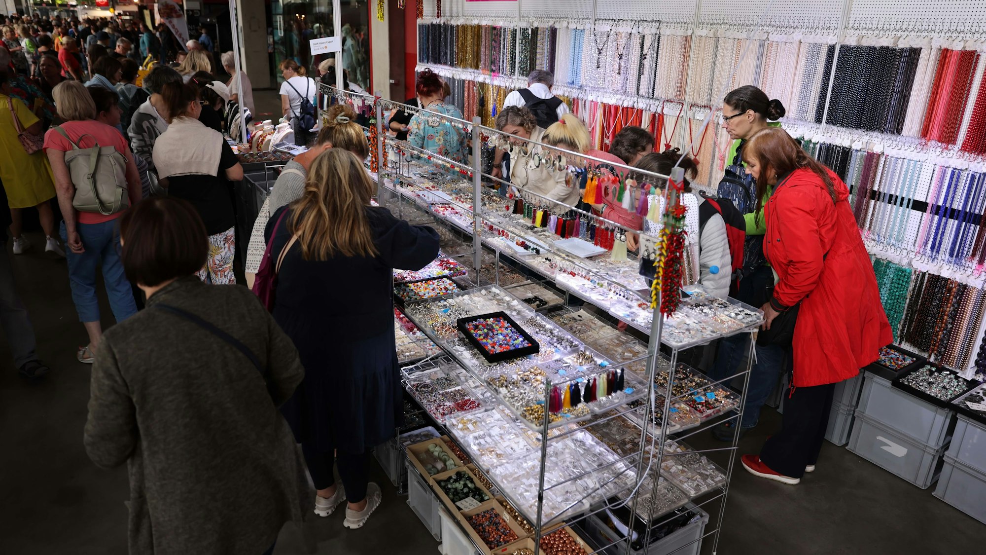 Ein Stand mit Perlen und Ketten in allen Farben