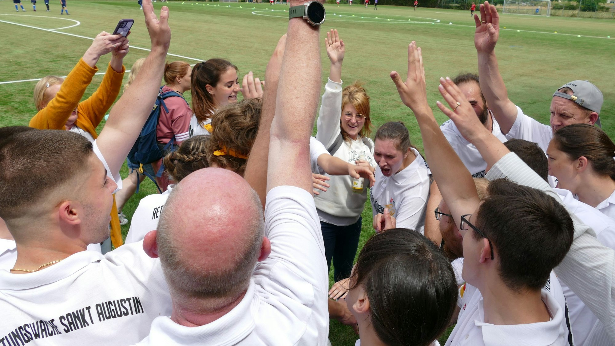 Die Mitglieder des Teams Rettungswache feuern einander an.