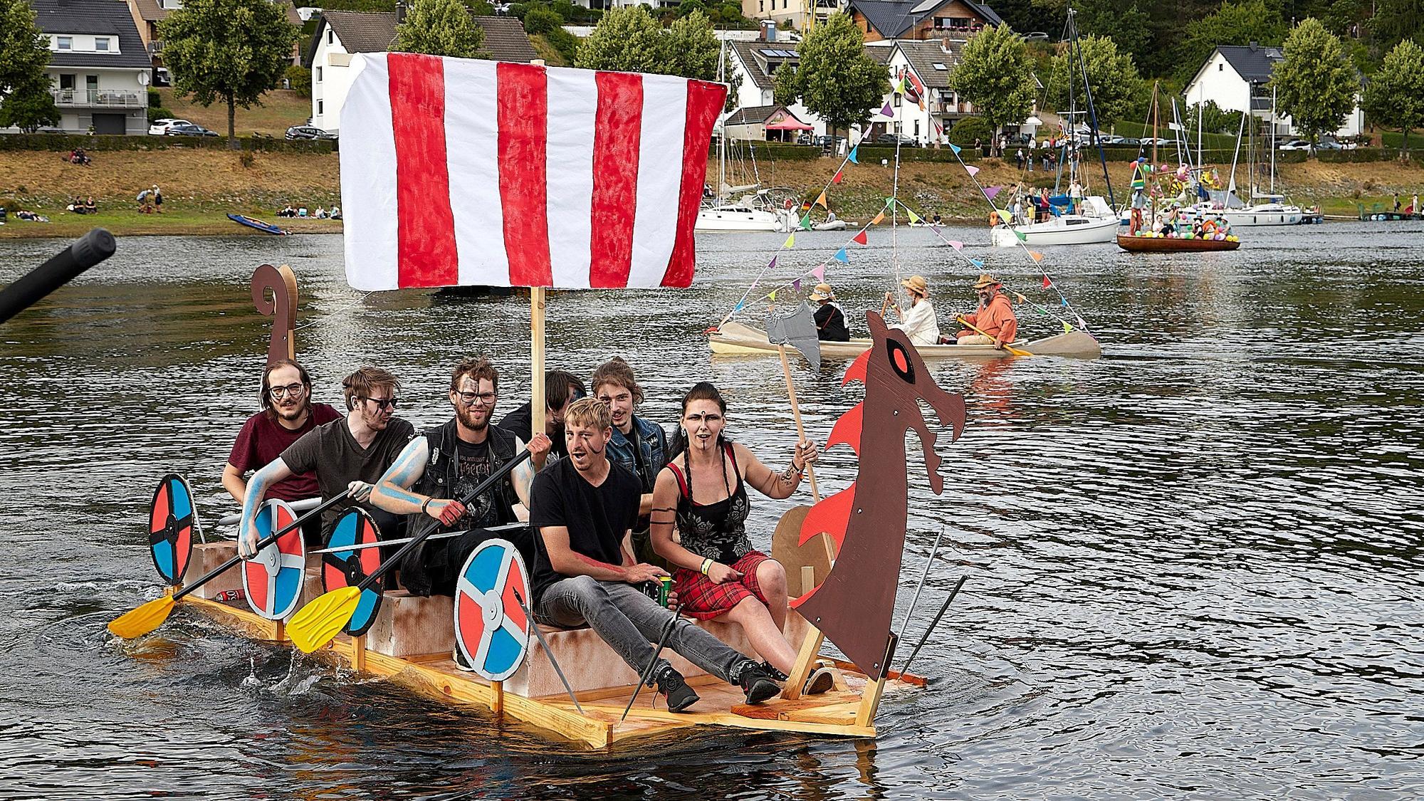 Die Nachbildung eines Wikingerboots schwimmt auf Basis einer simplen Styroporplatte, die auch die Fortbewegung bremste.