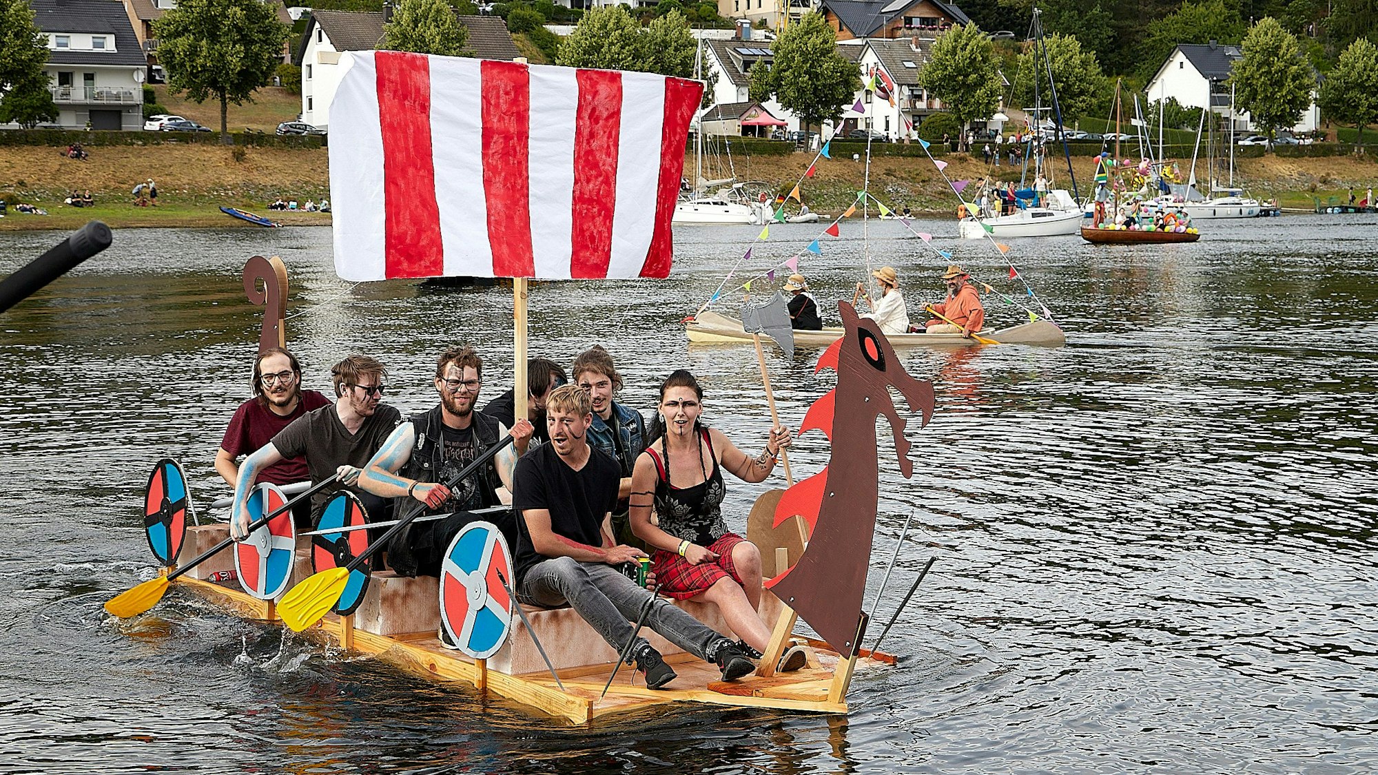 Die Nachbildung eines Wikingerboots schwimmt auf Basis einer simplen Styroporplatte, die auch die Fortbewegung bremste.