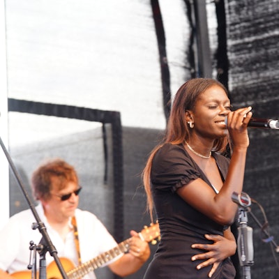 Auf dem Foto ist die Gewinnerin des Wettbewerbs, Gloria Massamba, zu sehen.