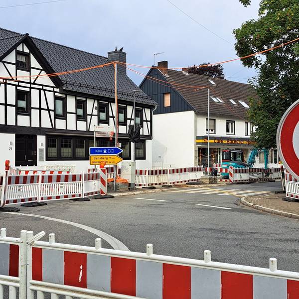 Ein Durchfahrt-verboten-Schild steht hinter einer Warnbake, die die komplette Straße in einem Kreisverkehr absperrt.