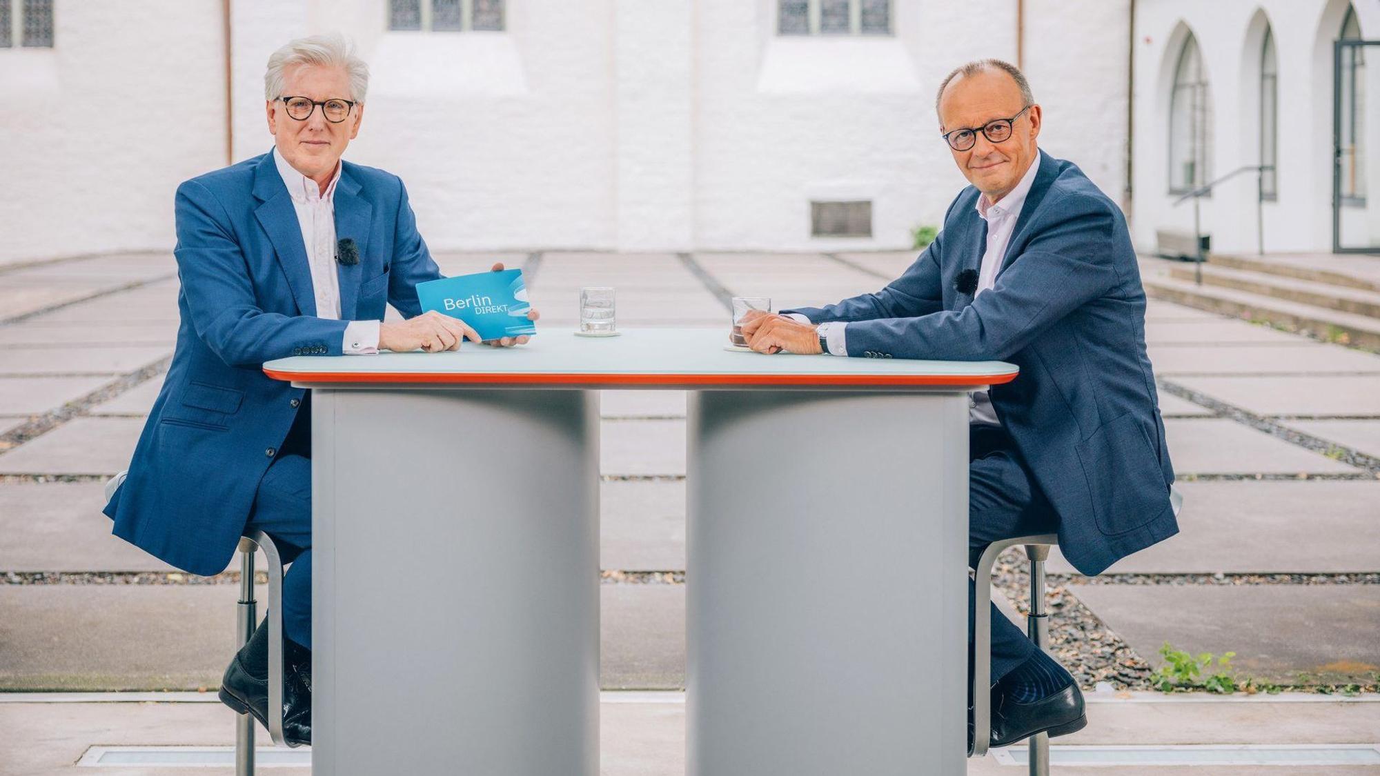 CDU-Chef Friedrich Merz (rechts) mit ZDF-Moderator Theo Koll beim „Sommerinterview“.